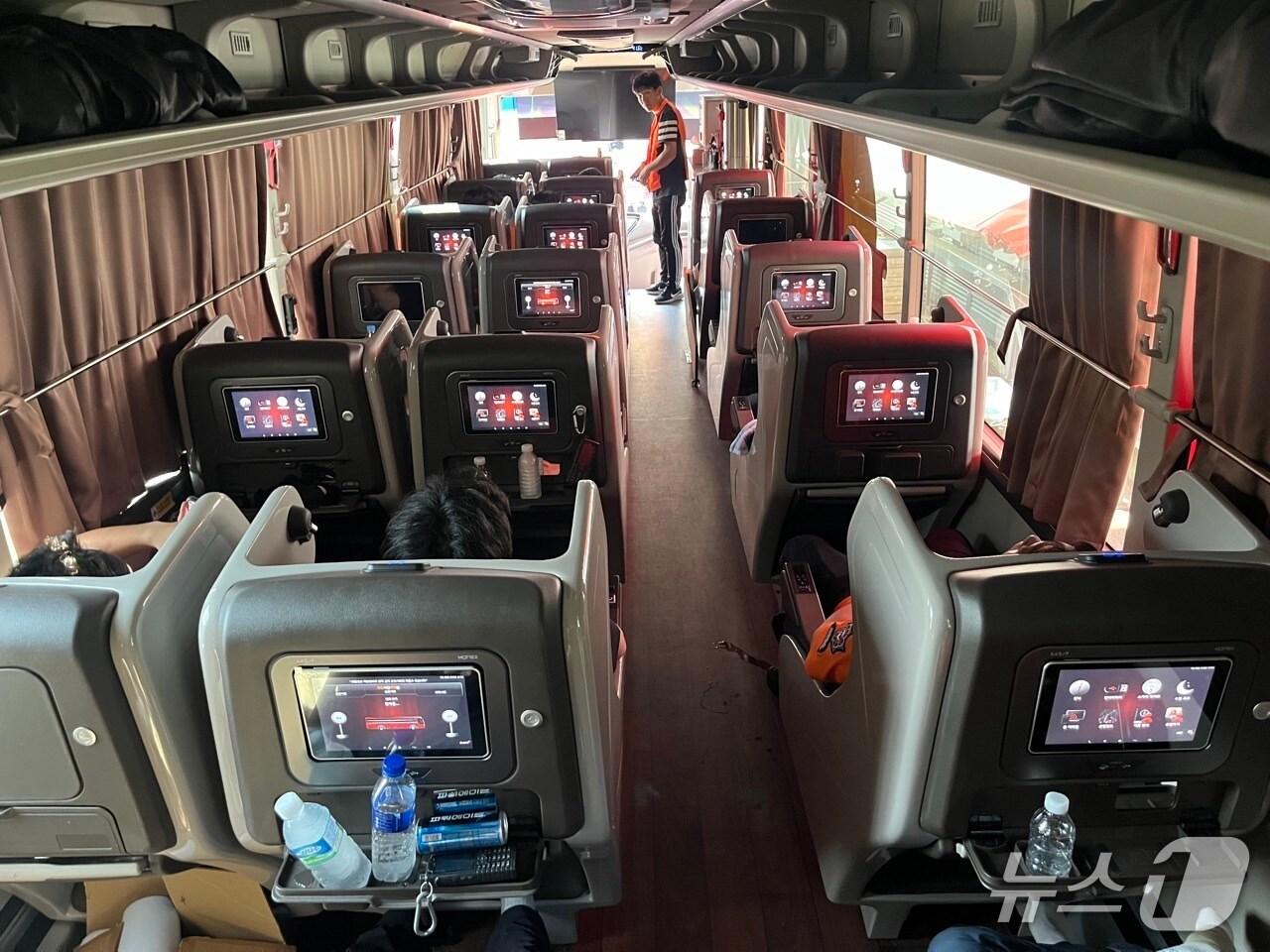 본문 이미지 - 8일 경기 파주시 화재 현장에 배치된 회복지원버스.(경기도북부소방재난본부 제공. 재판매 및 DB 금지)/뉴스1 