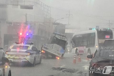 본문 이미지 - 충주 이마트 사거리 인근 싱크홀 발생 현장.(자료사진)/뉴스1 