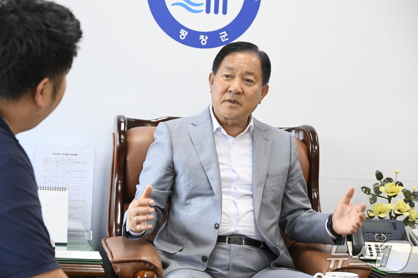 심재국 강원 평창군수가 지난 8일 군청 집무실에서 민선 8기 3주년을 기념한 뉴스1과의 인터뷰 일정을 소화하고 있다. &#40;평창군 제공. 재판매 및 DB금지&#41; 2025.7.8/뉴스1