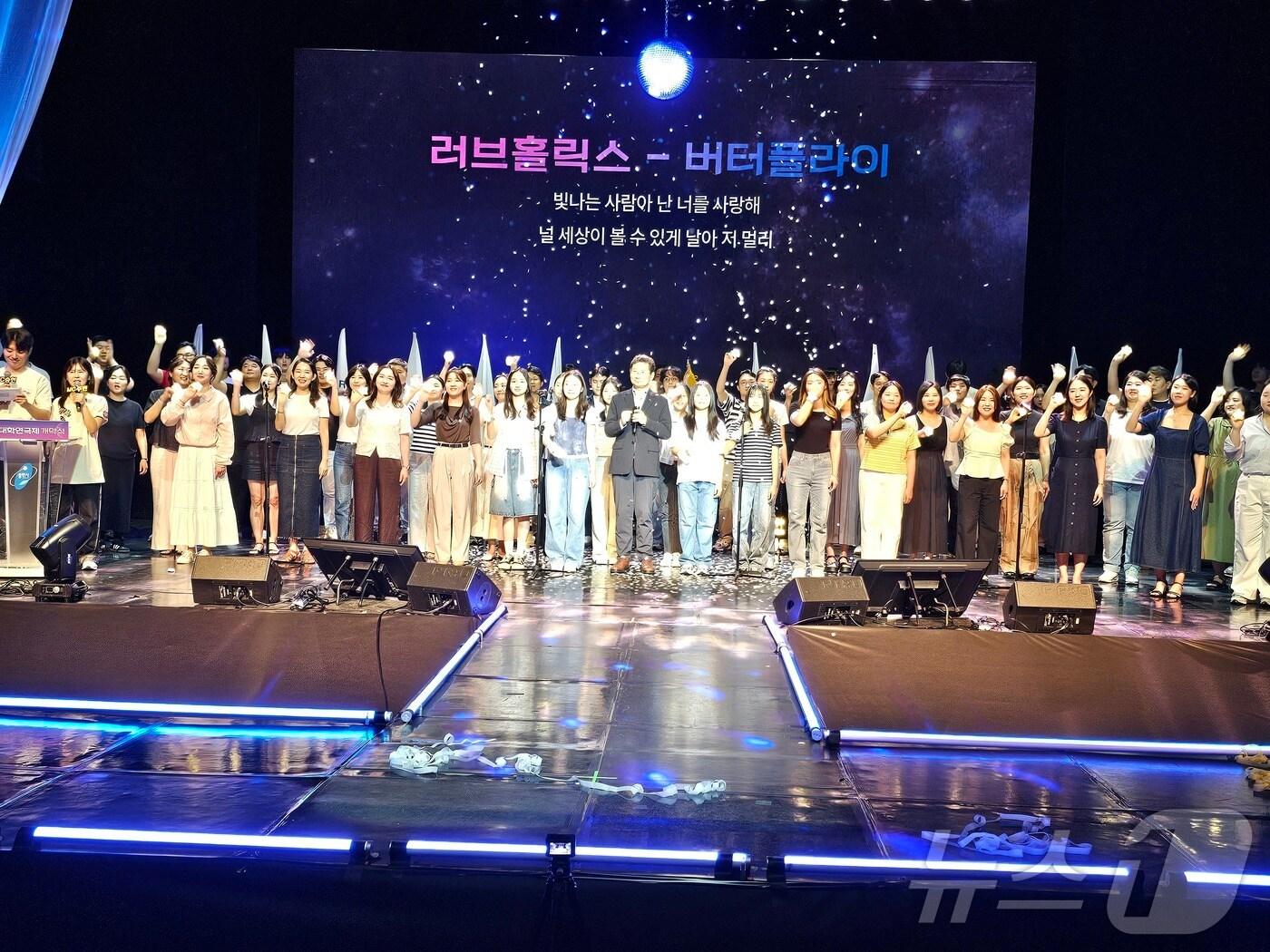 본문 이미지 - ‘제2회 대한민국 대학연극제’가 8일 용인특례시청 에이스홀에서 개막식을 갖고 18일간의 여정에 들어갔다. 전국 최대 규모의 체류형 연극 축제인 이번 연극제에는 전국 12개 대학팀이 참가해 창의적인 작품을 무대에서 선보인다. ⓒ News1 김평석 기자