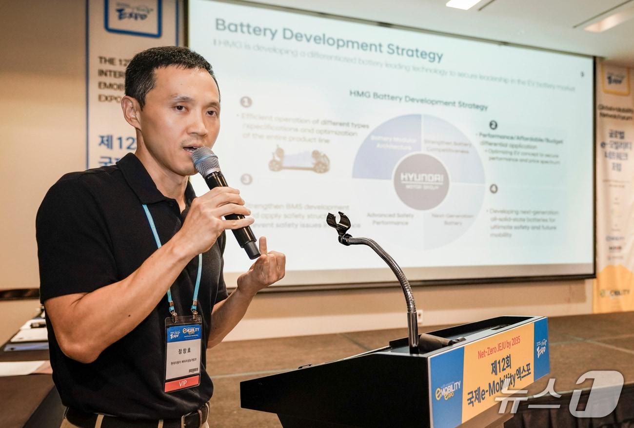 본문 이미지 - 정창호 현대자동차·기아 기술연구소 배터리 성능개발실장이 8일 제주 서귀포 제주신화월드에서 한국자동차기자협회가 개최한 &#39;2025 전동화 시대로의 대전환&#39; 포럼에서 현대자동차그룹의 배터리·전기차 개발 및 안전 전략을 주제로 발표하고 있다&#40;한국차기자협회 제공&#41;. 2025.07.08.