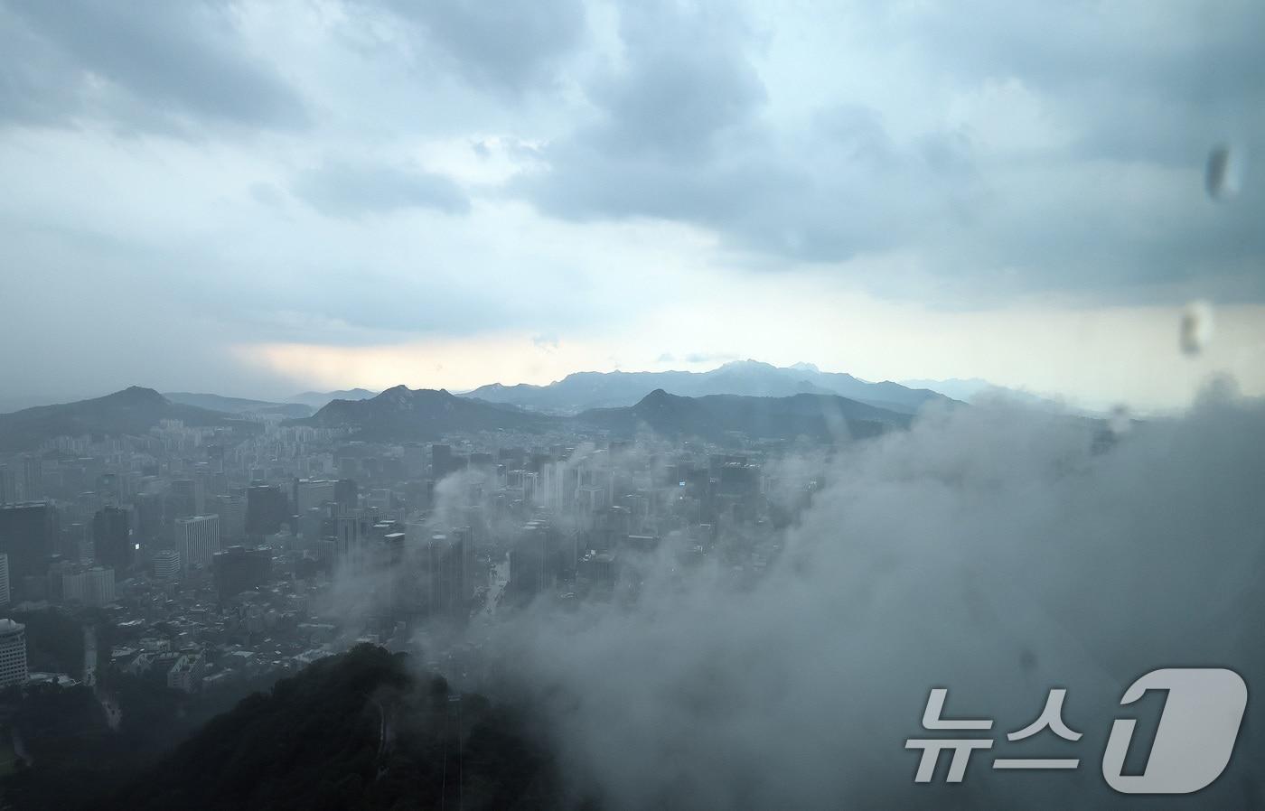 8일 오후 남산 서울타워 전망대에서 바라본 서울 도심 하늘에 비구름이 지나고 있다. 2025.7.8/뉴스1 ⓒ News1 구윤성 기자