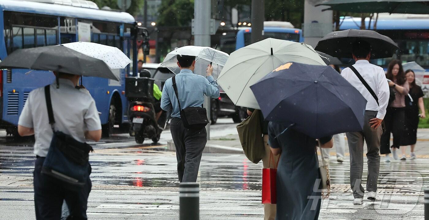 비가 내리는 8일 오후 서대문역 인근에서 우산을 쓴 시민들이 발걸음을 옮기고 있다. 2025.7.8/뉴스1 ⓒ News1 김진환 기자