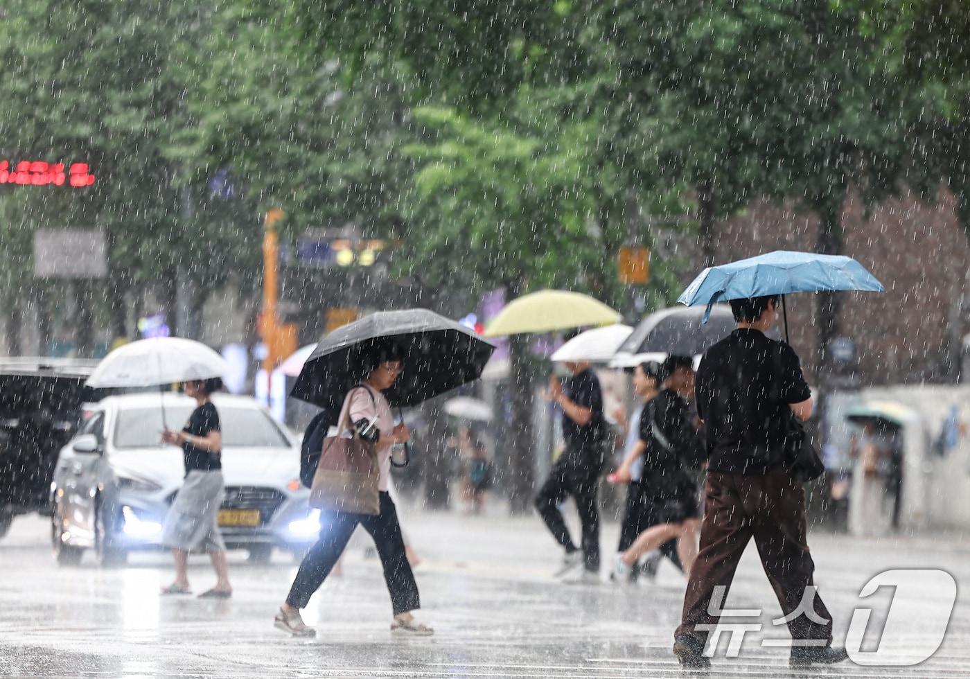 소나기가 내린 지난 7월 8일 오후 서울 종로구 종각역 인근에서 시민들이 발걸음을 재촉하고 있다. 2025.7.8/뉴스1 ⓒ News1 김도우 기자