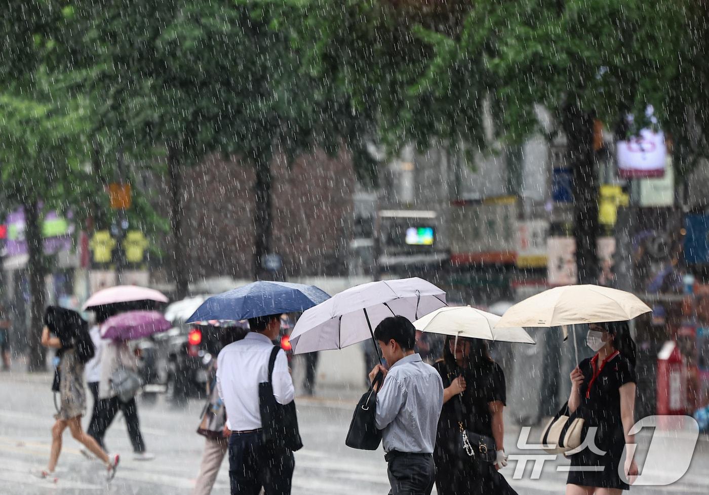 지난달 8일 서울 종로구 종각역 인근에서 시민들이 발걸음을 재촉하고 있다. 2025.7.8/뉴스1 ⓒ News1 김도우 기자