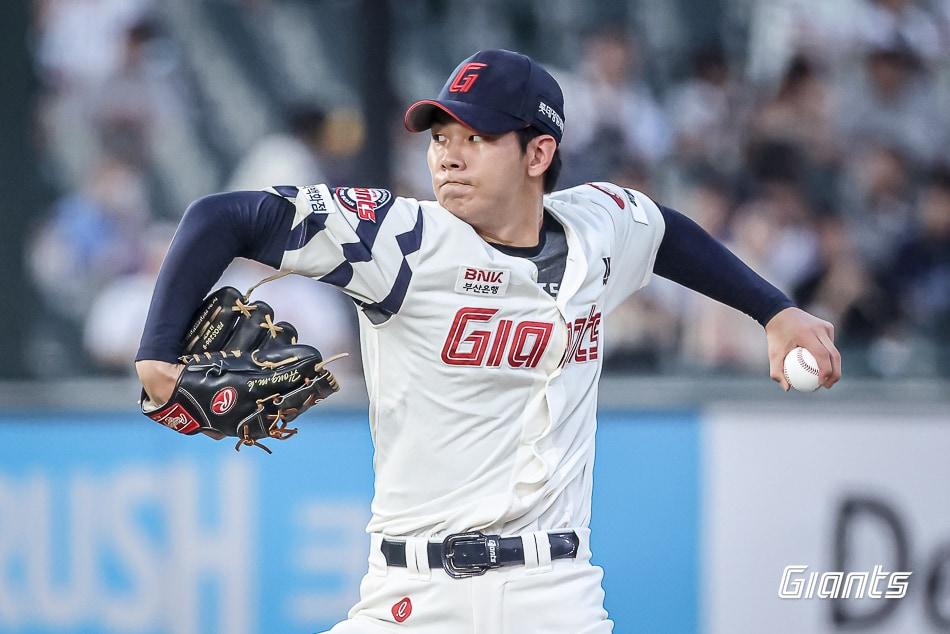 본문 이미지 - 롯데 자이언츠 투수 홍민기가 8일 부산 사직구장에서 열린 KBO리그 두산 베어스전에 선발 등판해 5이닝 7탈삼진 1실점 호투를 펼쳤다. &#40;롯데 자이언츠 제공&#41;