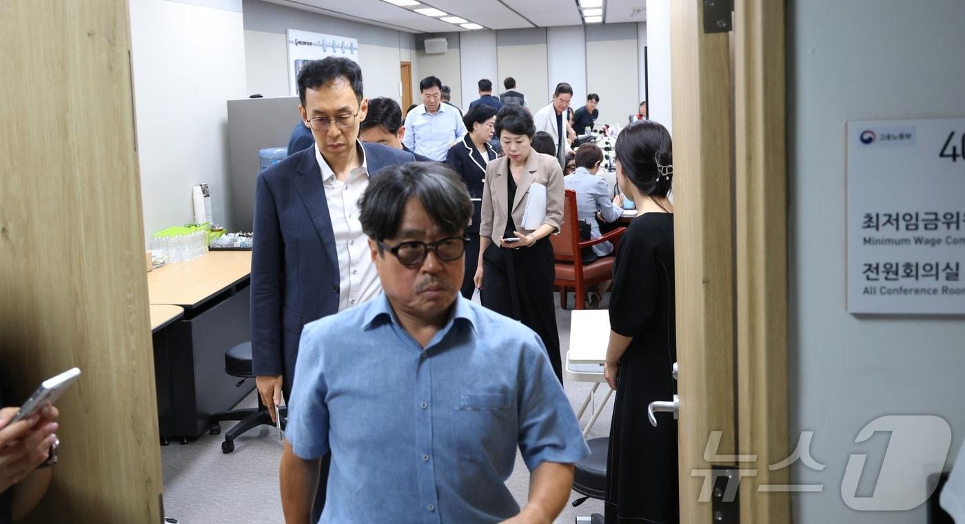 9일 세종시 정부세종청사 고용노동부에서 열린 최저임금위원회 제10차 전원회의가 산회되며 권순원 공익위원 간사가 11차 전원회의를 준비하기 위해 회의장 밖으로 나가고 있다. 2025.7.9/뉴스1 ⓒ News1 김기남 기자