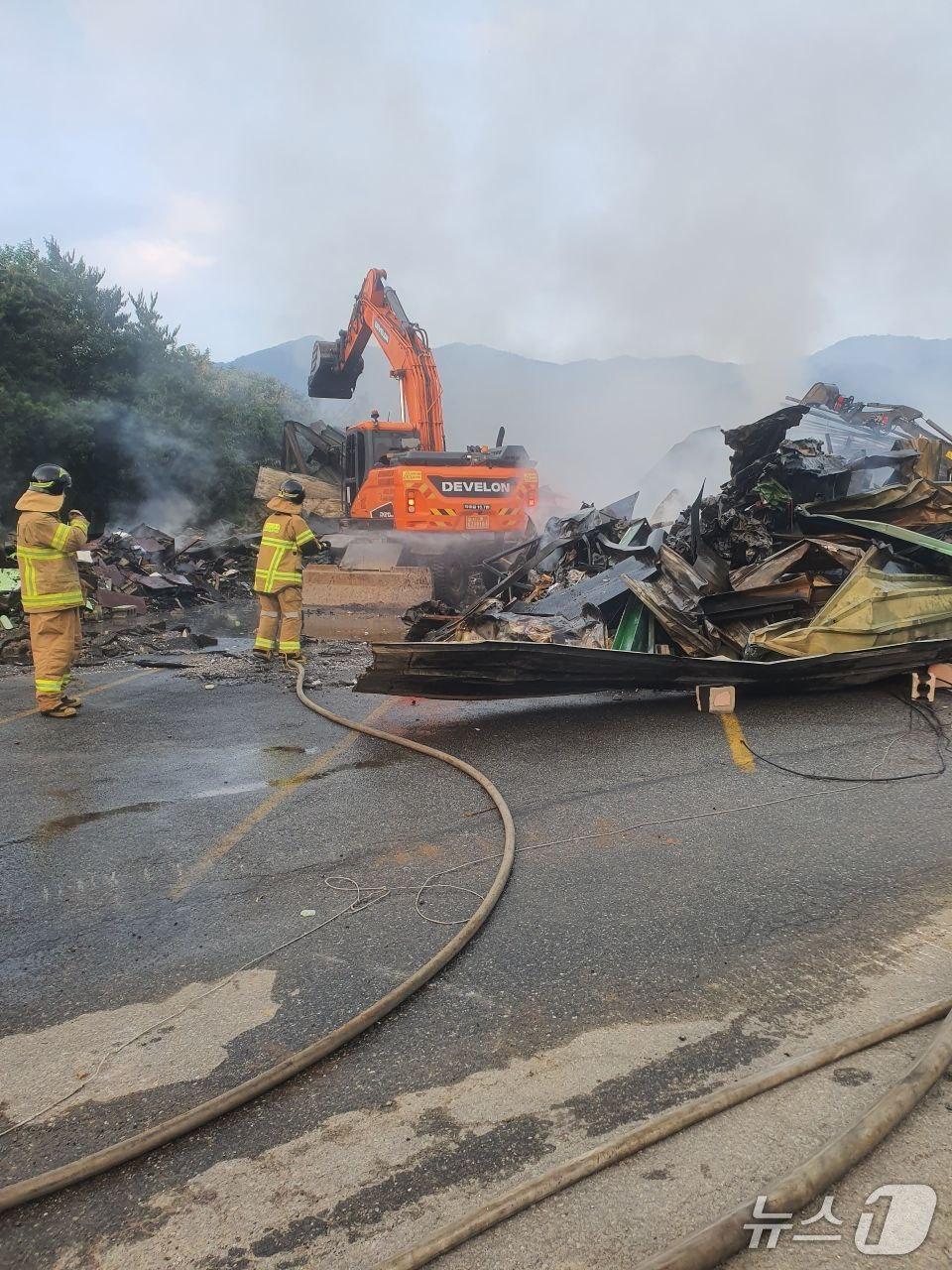 본문 이미지 - 9일 오전 2시 31분 쯤 경기 하남시 항동의 한 포장용 상자 제조 공장에서 화재가 발생했다.&#40;경기도소방재난본부 제공. 재판매 및 DB금지&#41;/뉴스1