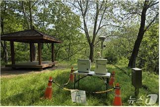 본문 이미지 -  대기 중 미세플라스틱을 채취한 서울대공원.(서울시 제공)