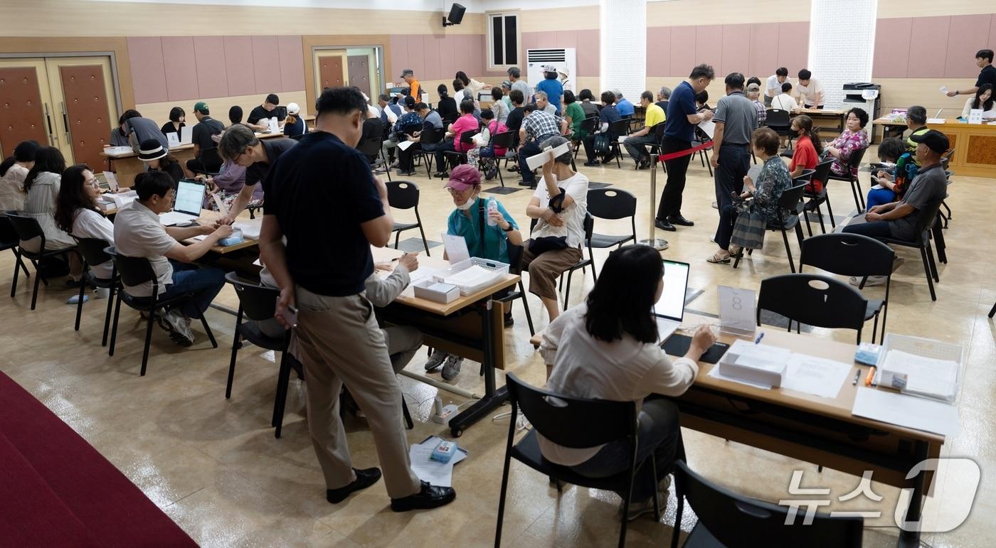 충북 증평군 민생안정지원금 지급 현장 모습.(증평군 제공, 재판매 및 DB금지)/뉴스1