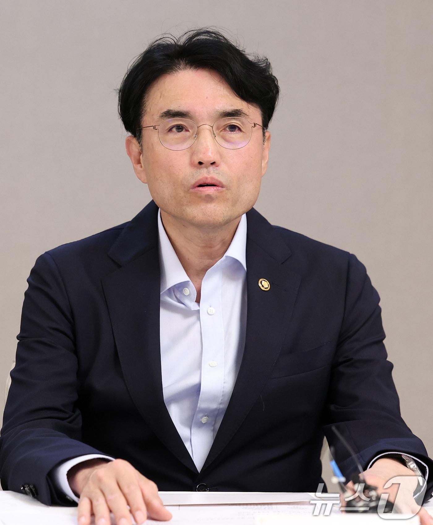 본문 이미지 - 권창준 고용노동부 장관 직무대행 차관이 9일 서울 종로구 정부서울청사에서 열린 노동안전 종합대책 수립 범정부 1차 회의에서 모두발언을 하고 있다. 2025.7.9/뉴스1 ⓒ News1 김성진 기자