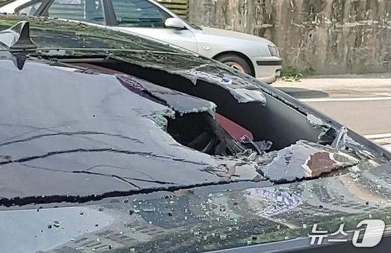 본문 이미지 - 지난달 26일 광주 북구 신안동 일대에서 차량 주행 중 발생한 시비로 인해 60대 남성이 손괴한 차량의 모습.&#40;독자 제공. 재판매 및 DB 금지&#41; 2025.6.26/뉴스1