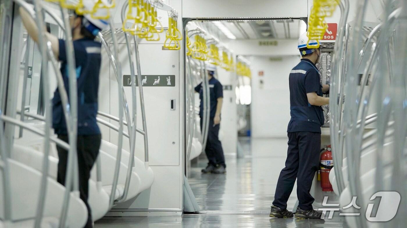  현대로템 관계자가 철도차량을 점검하는 모습(현대로템 제공)