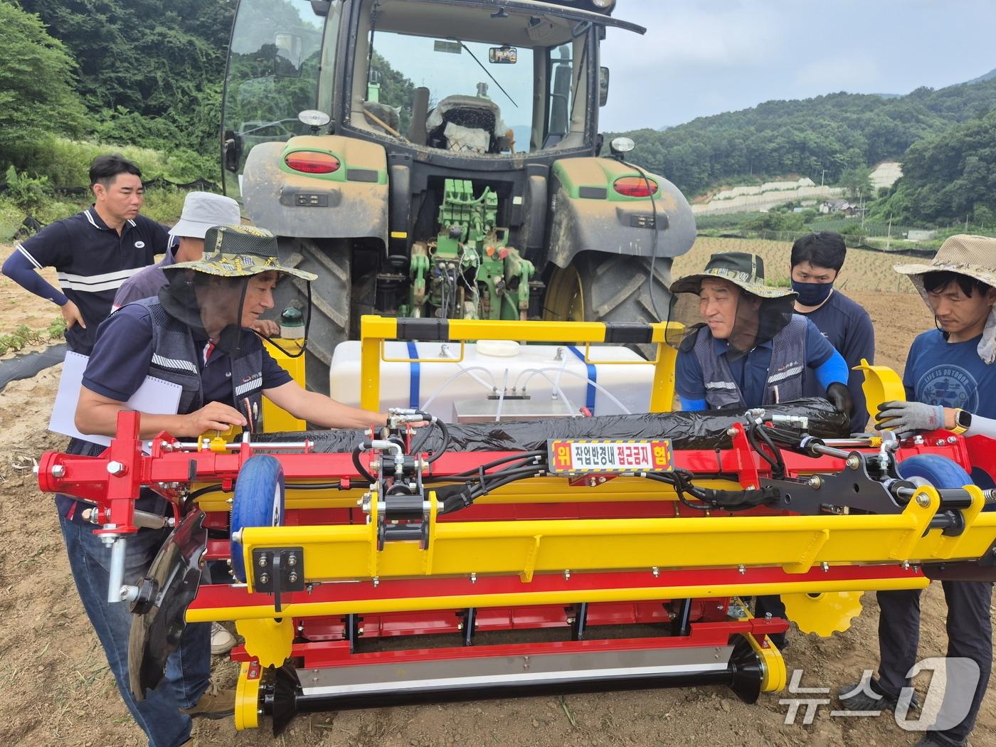 본문 이미지 -  토양 병해충 방제용 토양소독기 시연 모습.(충주시 제공. 재판매 및 DB금지)/뉴스1