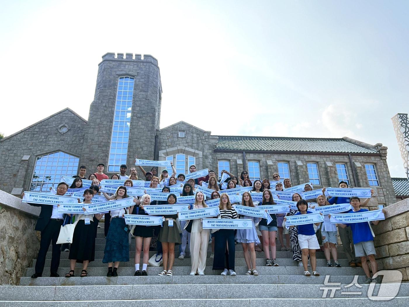 본문 이미지 - 2025 부산대학교 서머 스쿨(PNU Summer School)에 참가한 해외 대학 외국인 재학생들이 기념촬영을 하고 있다. (부산대 제공. 재판매 및 DB 금지)