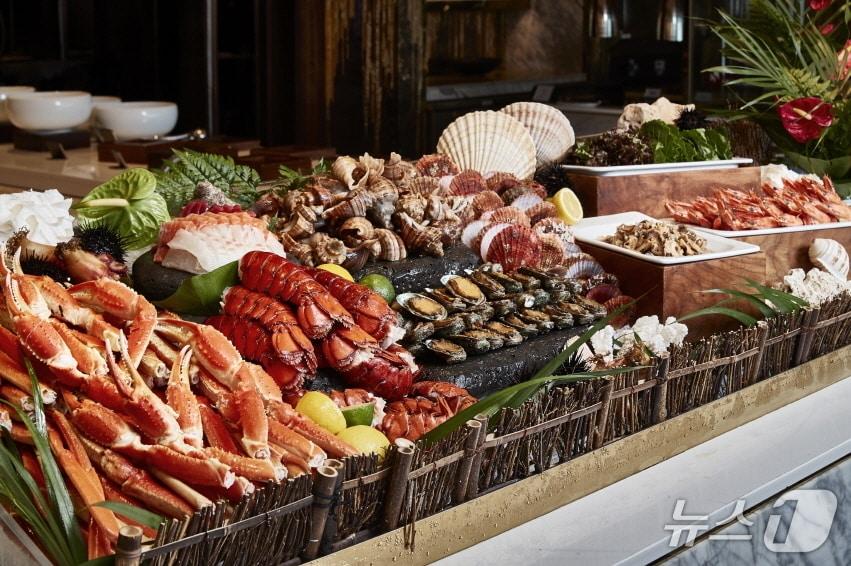 본문 이미지 - 파라다이스 호텔 부산 '온 더 플레이트'의 '씨푸드 뷔페'(파라다이스 호텔앤리조트 제공)