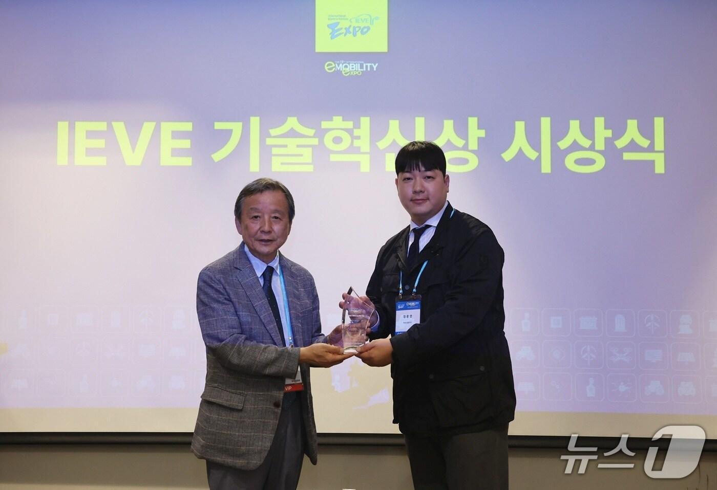 김대환 국제e-모빌리티엑스포 조직위원회장과 정문영 차봇 모빌리티 CSO가 기념사진을 찍고 있다.(차봇모빌리티 제공)