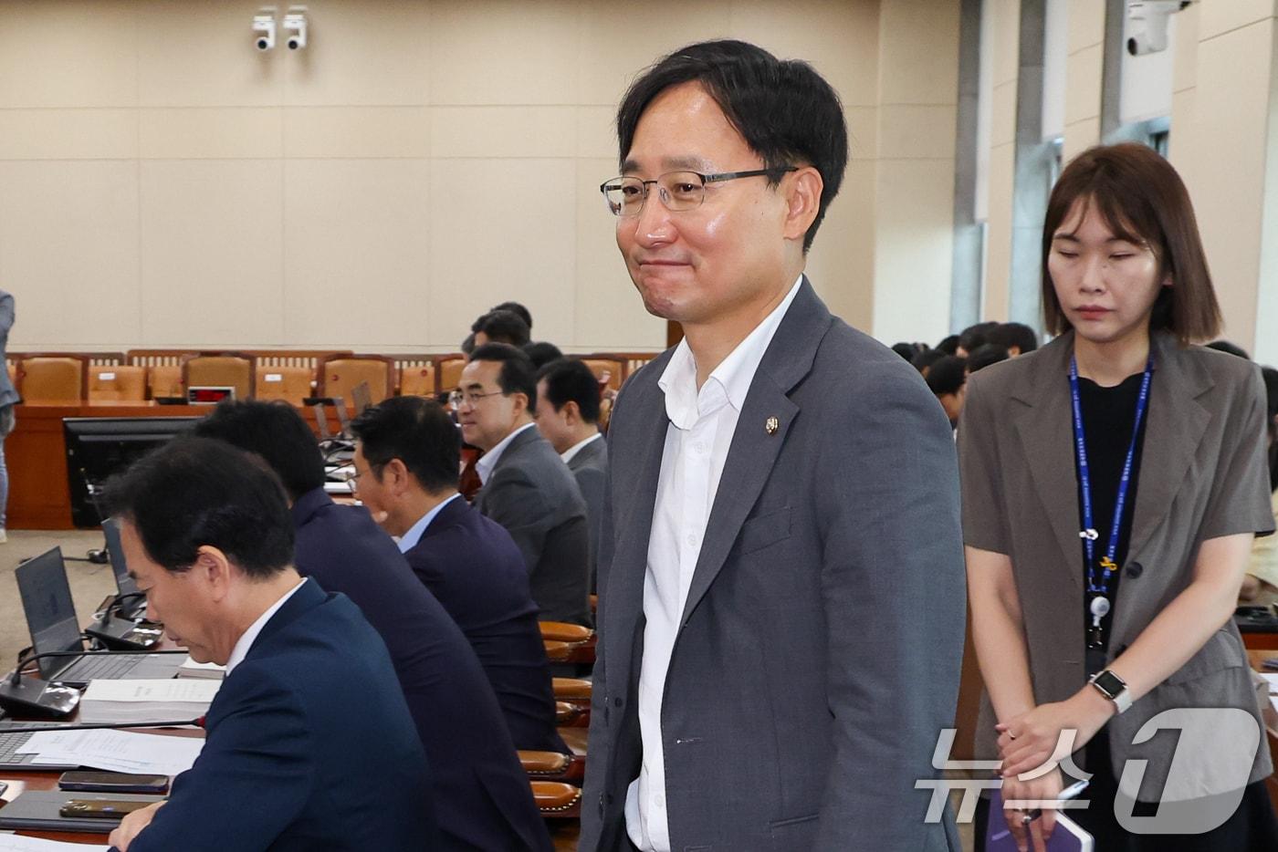 임광현 국세청장 후보자가 9일 오전 서울 여의도 국회에서 열린 제427회국회&#40;임시회&#41; 기획재정위원회 제1차 전체회의에서 이석하고 있다.  2025.7.9/뉴스1 ⓒ News1 안은나 기자