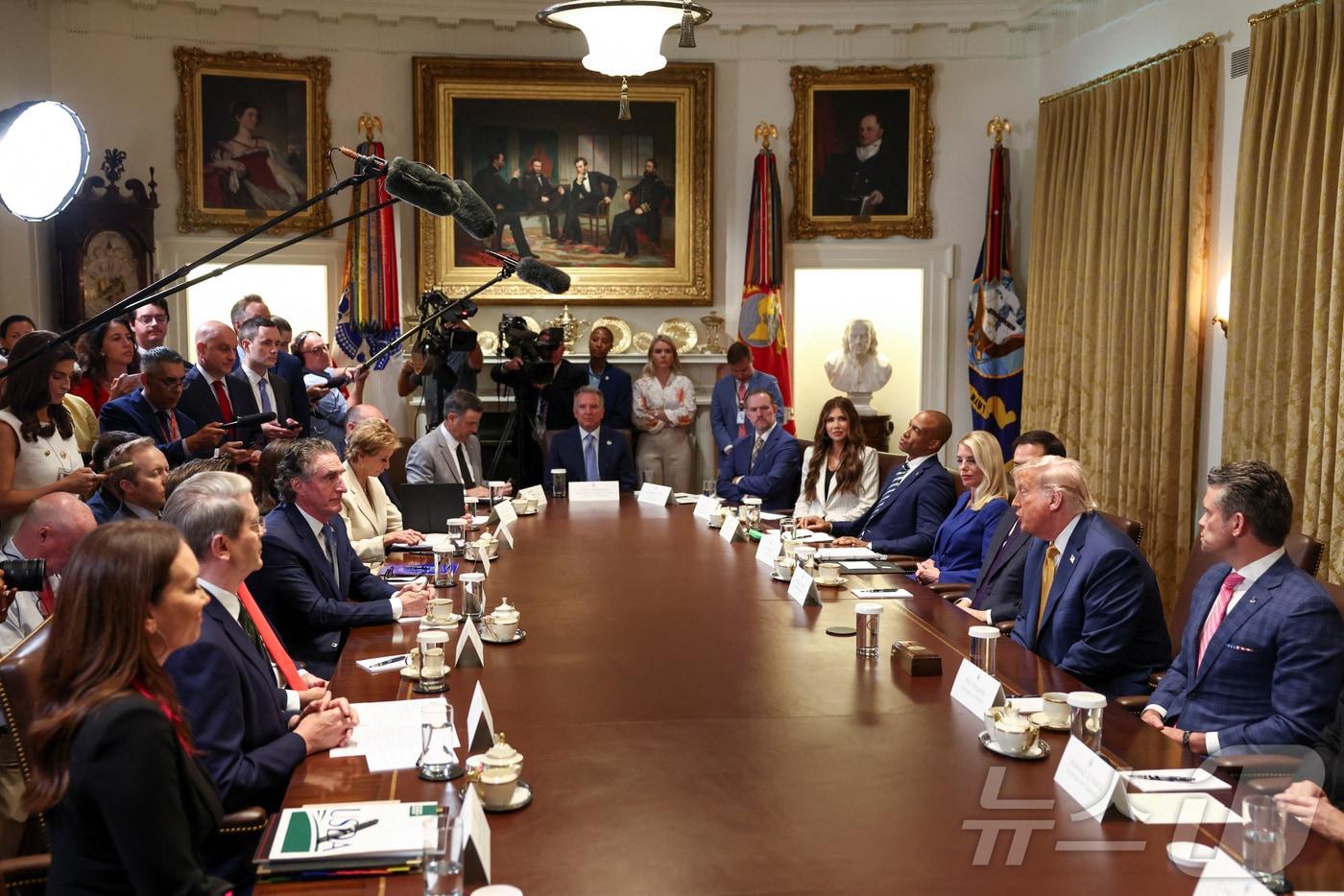 8일&#40;현지시간&#41; 워싱턴 DC 백악관에서 열린 내각회의에 도널드 트럼프 대통령, 국방부 장관 피트 헤그세스, 미국 법무부 장관 팜 본디, 국무부 장관 마르코 루비오, 미국 재무부 장관 스콧 베센트, 내무부 장관 더그 버그럼, 교육부 장관 린다 맥마흔, 미국 무역대표부 대표 제이미슨 그리어, 국토안보부 장관 크리스티 노엠, 주택도시개발부 장관 스콧 터너가 참석했다. 2025.7.8 ⓒ 로이터=뉴스1 ⓒ News1 신기림 기자