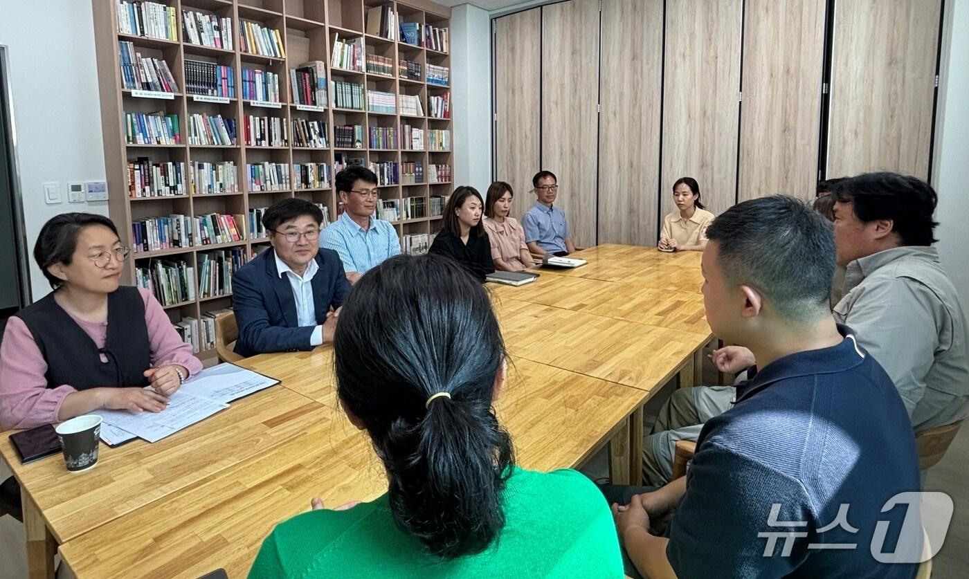 충북 괴산군이 지난 8일 소수면을 찾아 민원담당 공무원 소통 간담회를 열고 있다.&#40;괴산군 제공, 재판매 및 DB금지&#41;/뉴스1