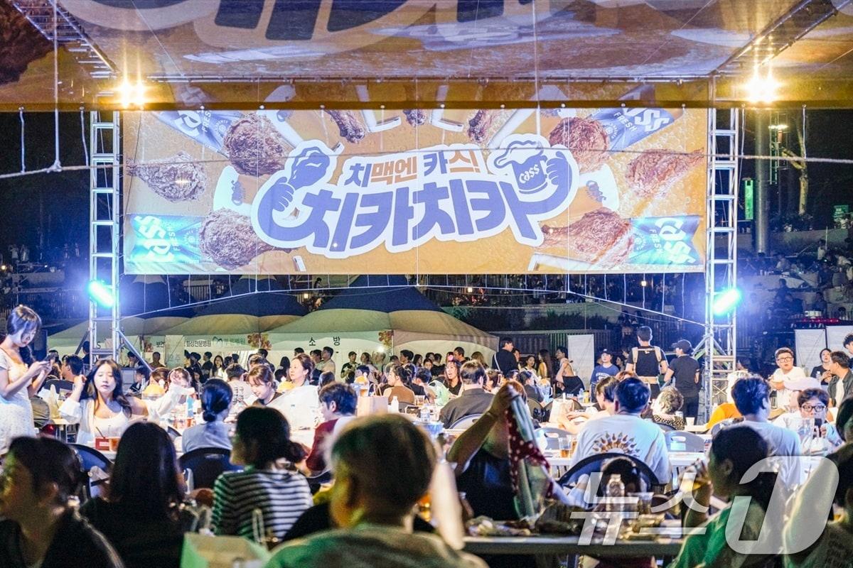 본문 이미지 - 오비맥주 카스가 지난 7월 대구 두류공원 일대에서 열린 &#39;2025 대구 치맥 페스티벌&#39;에 공식 맥주 브랜드로 참여했다. 카스 부스를 찾은 방문객들이 다양한 체험 콘텐츠를 즐기며 축제를 만끽하고 있다. &#40;오비맥주 제공. 재판매 및 DB 금지&#41; 2025.7.9/뉴스1