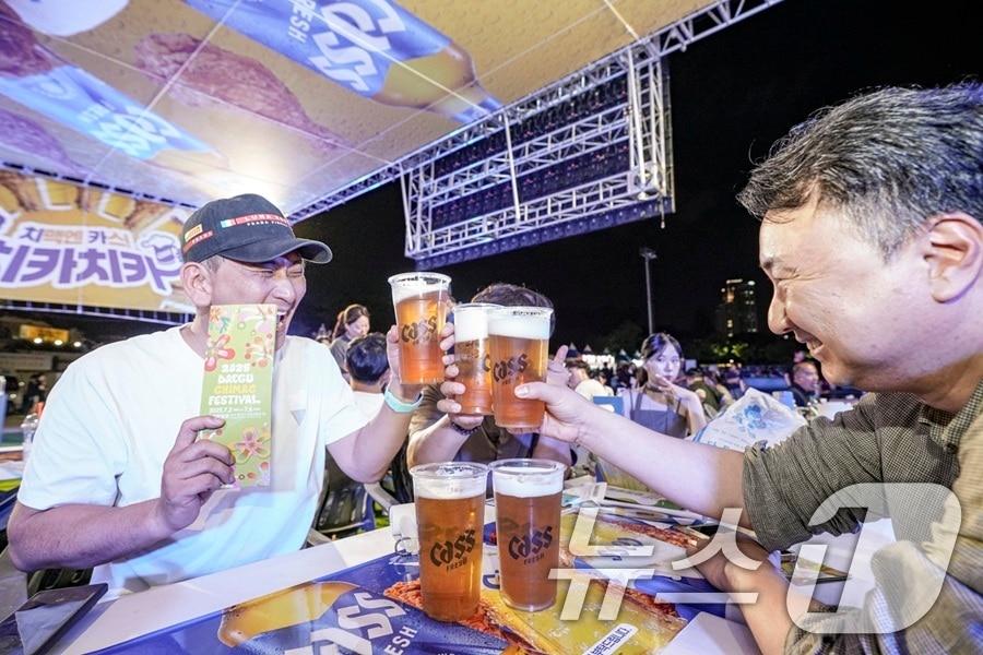 본문 이미지 - '2025 대구 치맥 페스티벌'에서 방문객들이 카스 브랜드 부스를 찾아 맥주와 치킨을 함께 즐기고 있다. (오비맥주 제공. 재판매 및 DB 금지) 2025.7.9/뉴스1