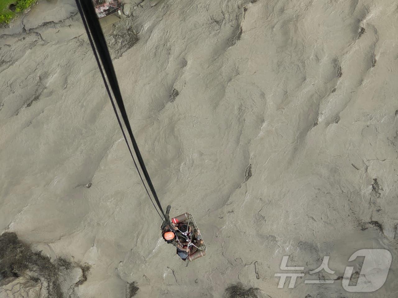 본문 이미지 - 8일(현지시간) 네팔 육군이 보테코시 강 홍수로 고립된 주민들을 구조하고 있다.(네팔 육군 제공) 2025.07.08. ⓒ 로이터=뉴스1 ⓒ News1 윤다정 기자