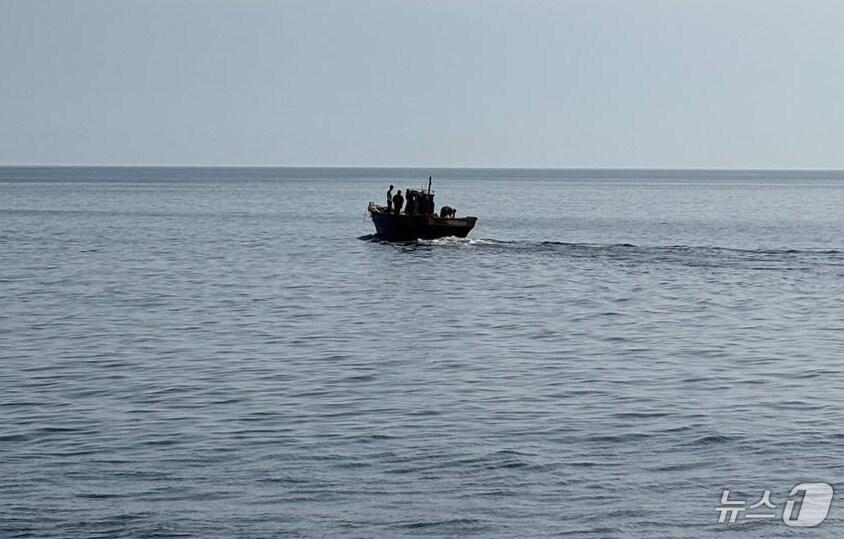 본문 이미지 - 정부가 동·서해상에서 표류하다 남측으로 내려와 체류하던 북한 주민 6명을 9일 송환했다. 사진은 주민들이 목선을 타고 북한으로 돌아가는 모습.(통일부 제공, 재판매 및 DB 금지) 2025.7.9/뉴스1