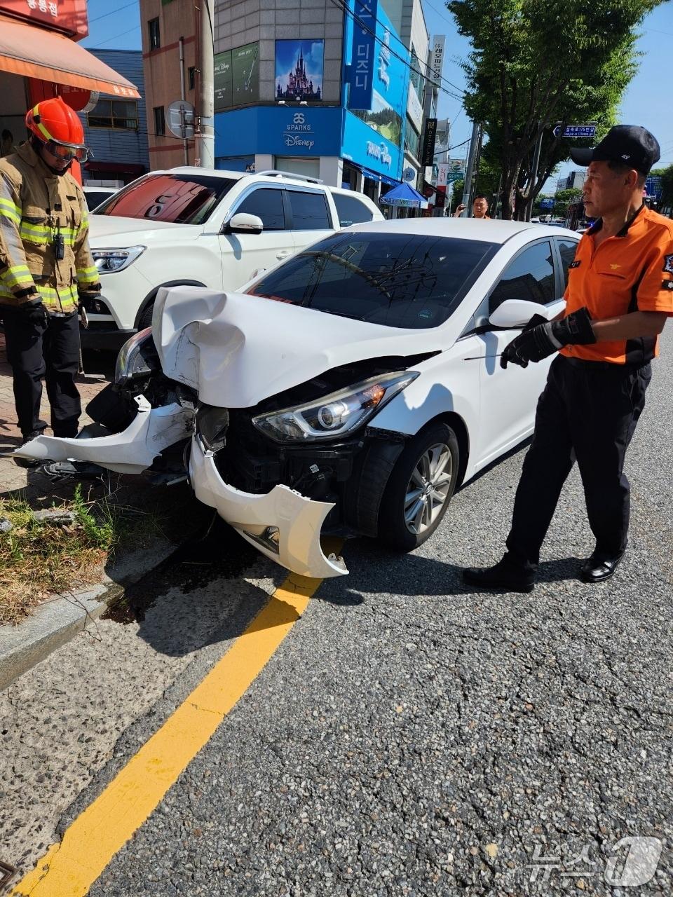 본문 이미지 - 9일 오전 9시 36분쯤 광주 북구 용봉동의 한 도로에서 60대 여성이 몰던 경차가 전봇대를 들이받아 소방당국이 수습하고 있다.(광주 북부소방 제공. 재판매 및 DB 금지)