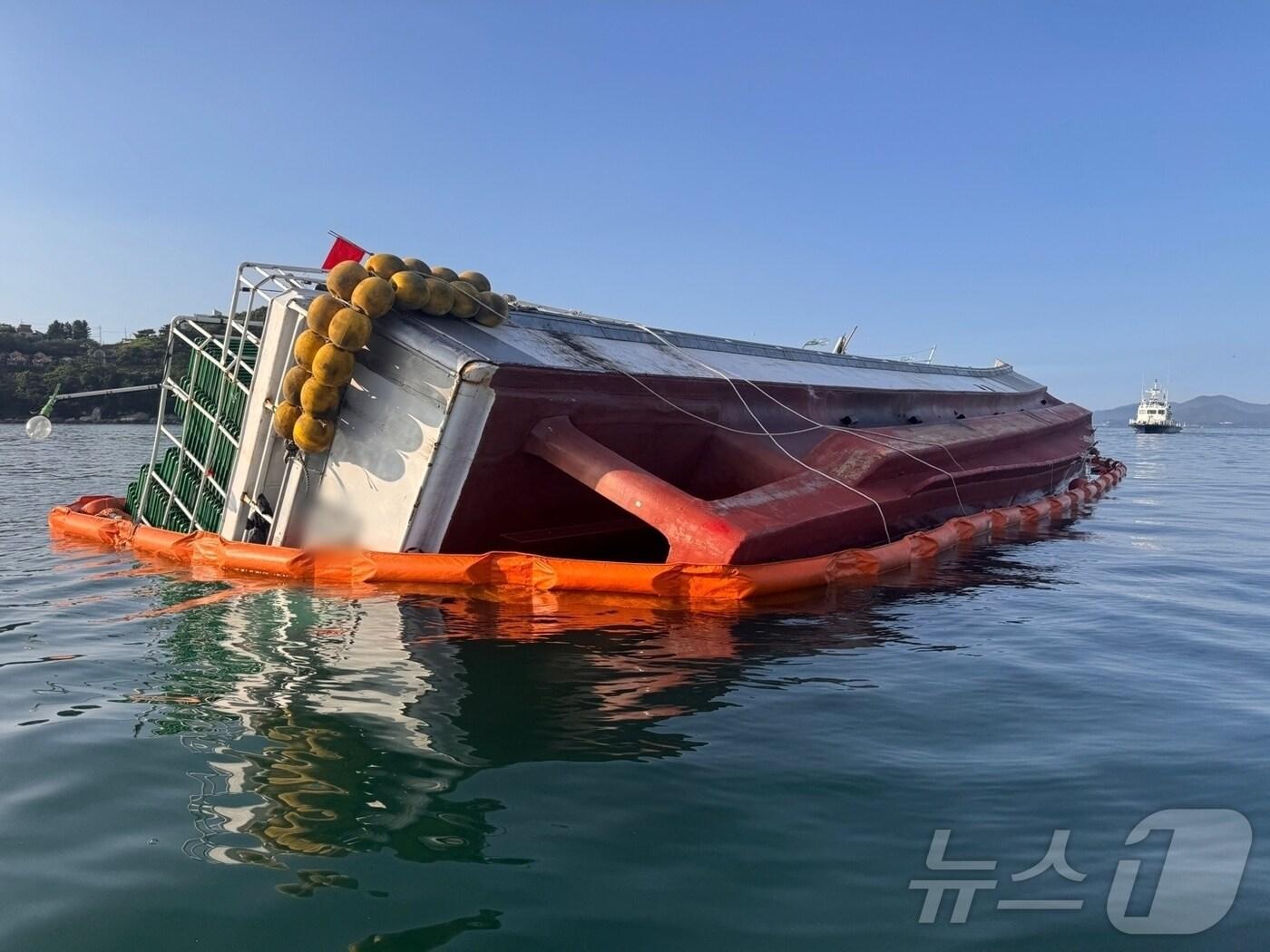 본문 이미지 - 9일 오전 1시 41분쯤 남해군 항촌항 남방 해상에서 승선원 10명을 태운 30톤급 어선 A 호가 좌초돼 있다.(여수해경 제공. 재판매 및 DB 금지)