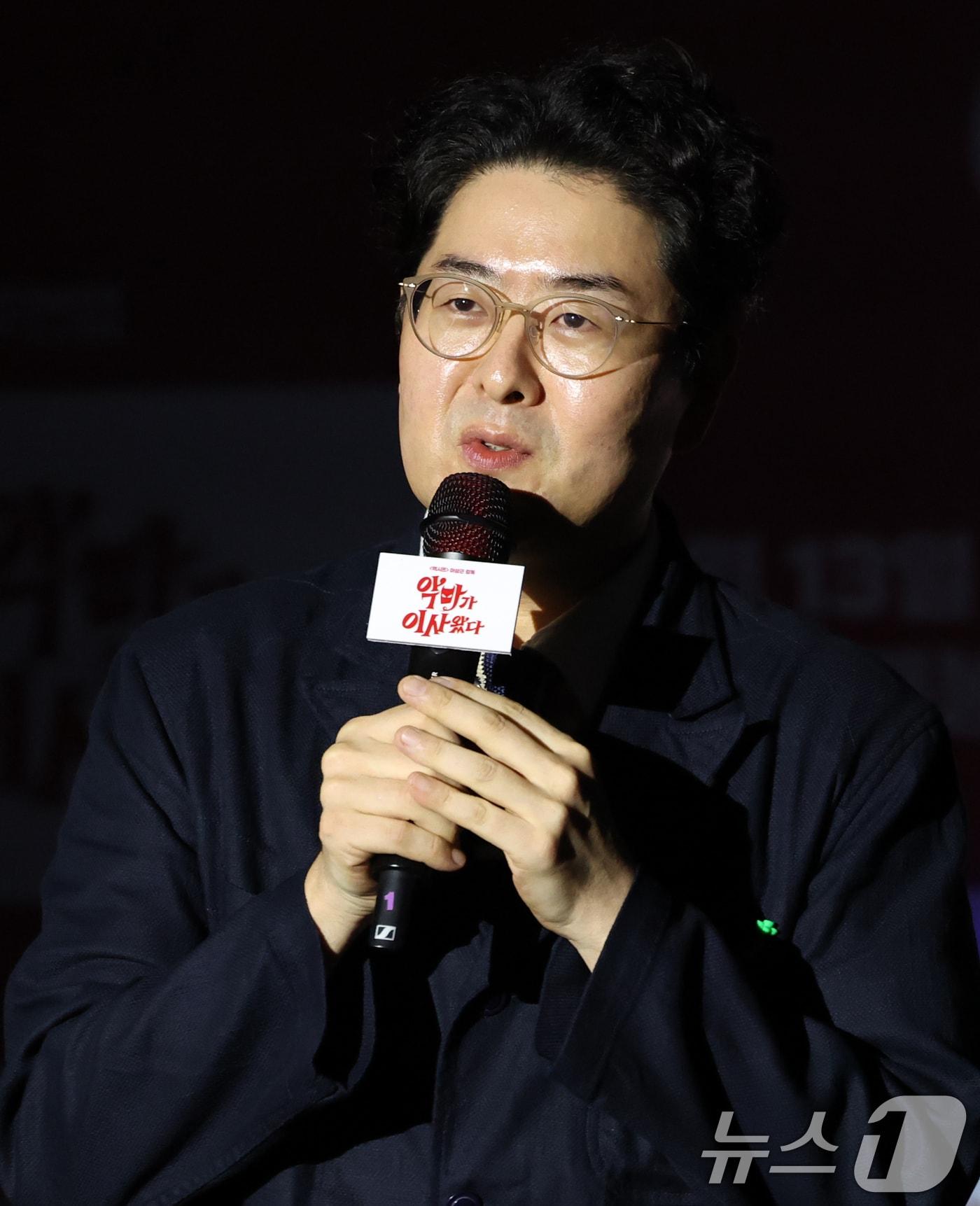 본문 이미지 - 이상근 감독이 9일 서울 용산구 CGV용산아이파크몰에서 열린 영화 '악마가 이사왔다‘ 제작보고회에 참석해 인사말을 하고 있다. '악마가 이사왔다'는 새벽마다 악마로 깨어나는 선지(임윤아 분)를 감시하는 기상천외한 아르바이트를 하게 된 청년 백수 길구(안보현 분)의 영혼 탈탈 털리는 이야기를 담은 악마 들린 코미디다. 2025.7.9/뉴스1 ⓒ News1 권현진 기자