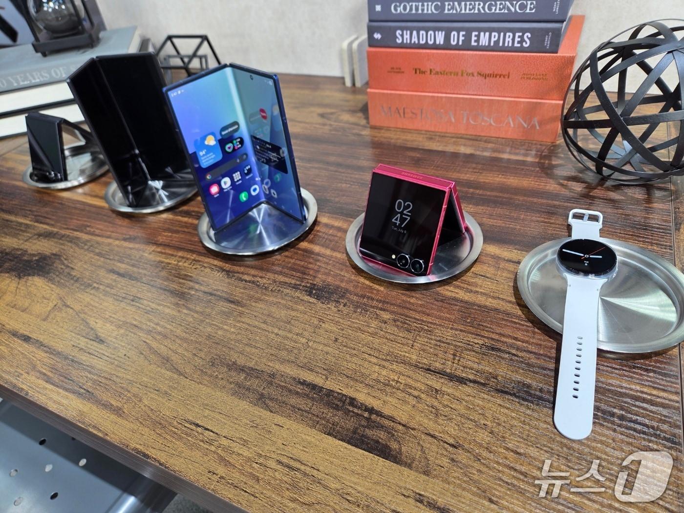 본문 이미지 - 삼성전자가 공개한 갤럭시Z폴드7&#40;왼쪽부터&#41;, 갤럭시Z플립7, 갤럭시워치8 2025.07.09./뉴스1 ⓒNews1 김정현 기자