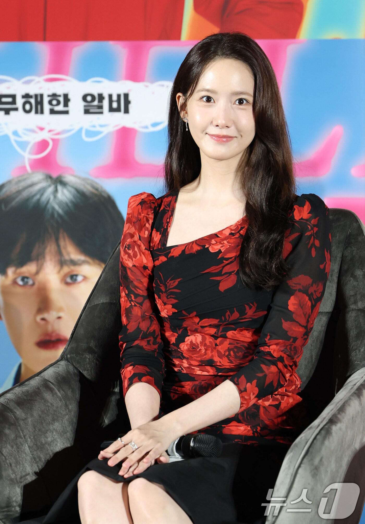 본문 이미지 - 배우 임윤아가 9일 서울 용산구 CGV용산아이파크몰에서 열린 영화 '악마가 이사왔다‘(감독 이상근) 제작보고회에 참석해 미소를 짓고 있다. '악마가 이사왔다'는 새벽마다 악마로 깨어나는 선지(임윤아 분)를 감시하는 기상천외한 아르바이트를 하게 된 청년 백수 길구(안보현 분)의 영혼 탈탈 털리는 이야기를 담은 악마 들린 코미디다. 2025.7.9/뉴스1 ⓒ News1 권현진 기자