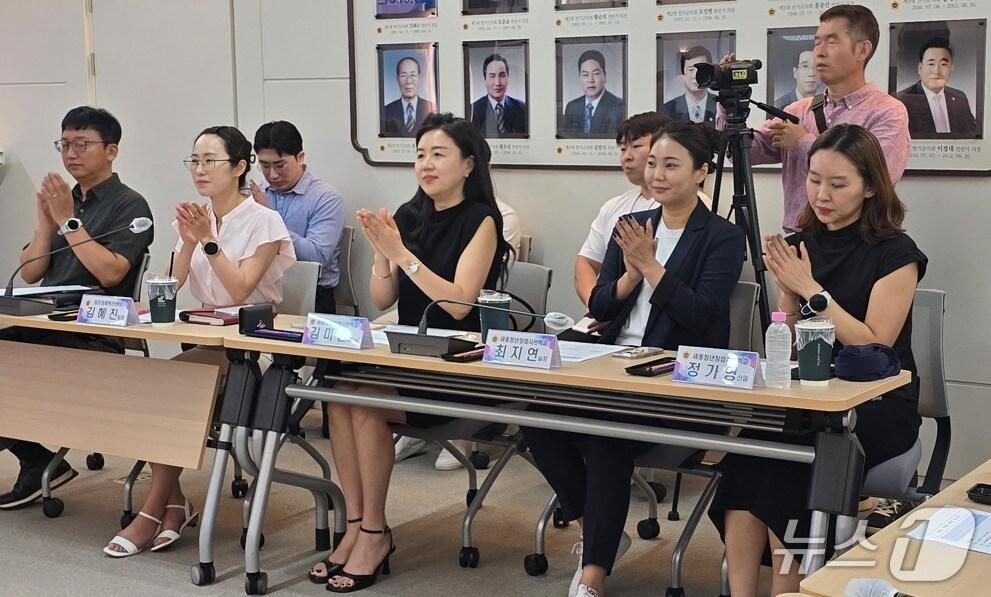 본문 이미지 - 9일 오전 세종시의회 대회의실에서 열린 기술창업 소통데이 행사에 참석한 청년 창업인들. / 뉴1