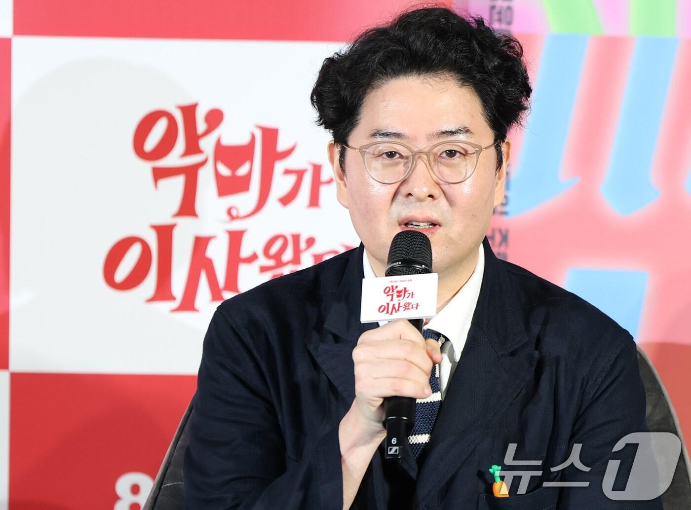 본문 이미지 - 이상근 감독이 9일 서울 용산구 CGV용산아이파크몰에서 열린 영화 '악마가 이사왔다‘ 제작보고회에 참석해 인사말을 하고 있다. '악마가 이사왔다'는 새벽마다 악마로 깨어나는 선지(임윤아 분)를 감시하는 기상천외한 아르바이트를 하게 된 청년 백수 길구(안보현 분)의 영혼 탈탈 털리는 이야기를 담은 악마 들린 코미디다. 2025.7.9/뉴스1 ⓒ News1 권현진 기자