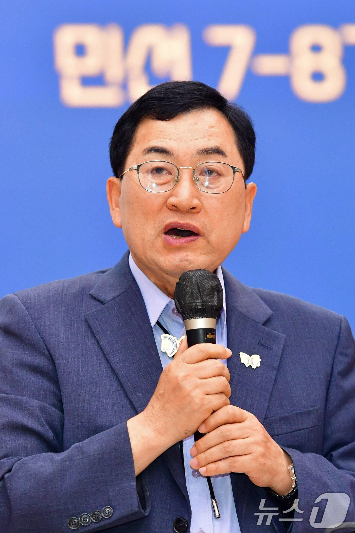 본문 이미지 - 주낙영 경북 경주시장이 9일 오전 시청 알천홀에서 열린 민선 8기 3주년 기자회견에서 3개월 앞으로 다가온 &#39;APEC 2025 정상회의&#39; 준비 상황 등에 대한 설명을 하고 있다. 2025.7.9/뉴스1 ⓒ News1 최창호 기자