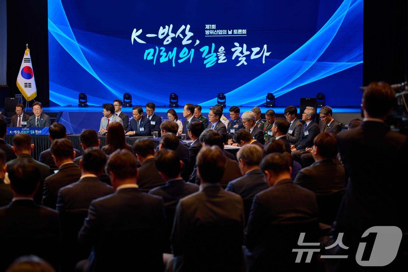 이재명 대통령이 지난 8일 서울 용산구 그랜드 하얏트 호텔에서 열린 제1회 방위산업의 날 토론회에서 발언하고 있다. &#40;이재명 대통령 SNS. 재판매 및 DB 금지&#41; 2025.7.9/뉴스1 ⓒ News1 허경 기자