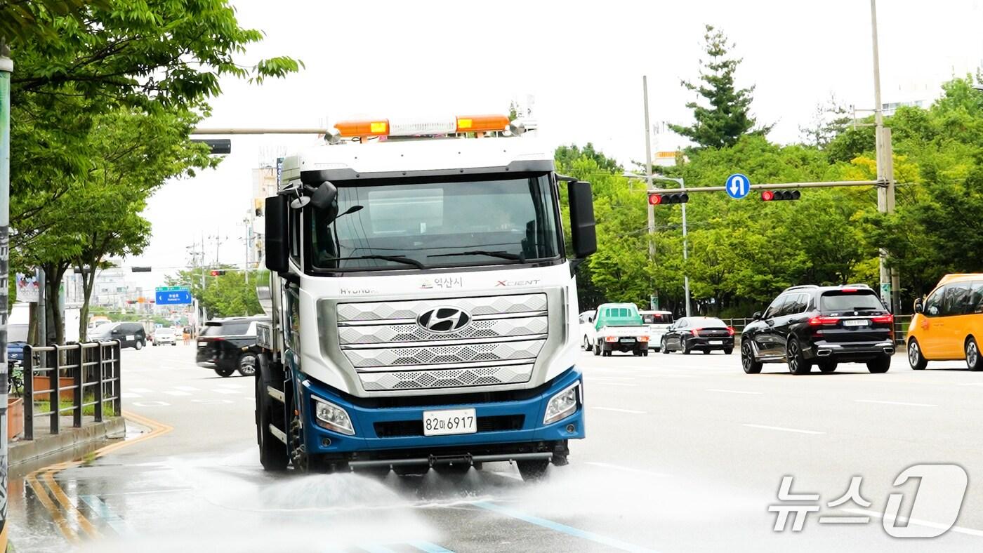 익산시가 주요 간선도로에 살수차를 운영해 도시 열섬 현상을 해소하고 있다.&#40;익산시 제공. 재판매 및 DB금지&#41;