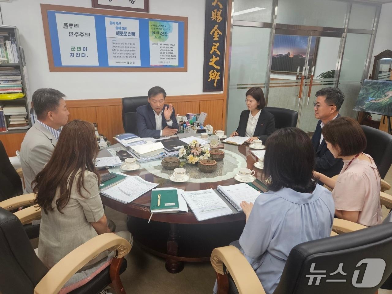 본문 이미지 - 전북 진안군이 국민건강보험공단 관계자 등과 간담회를 갖고 있다.&#40;진안군제공. 재판매 및 DB금지&#41;2025.7.9/뉴스1