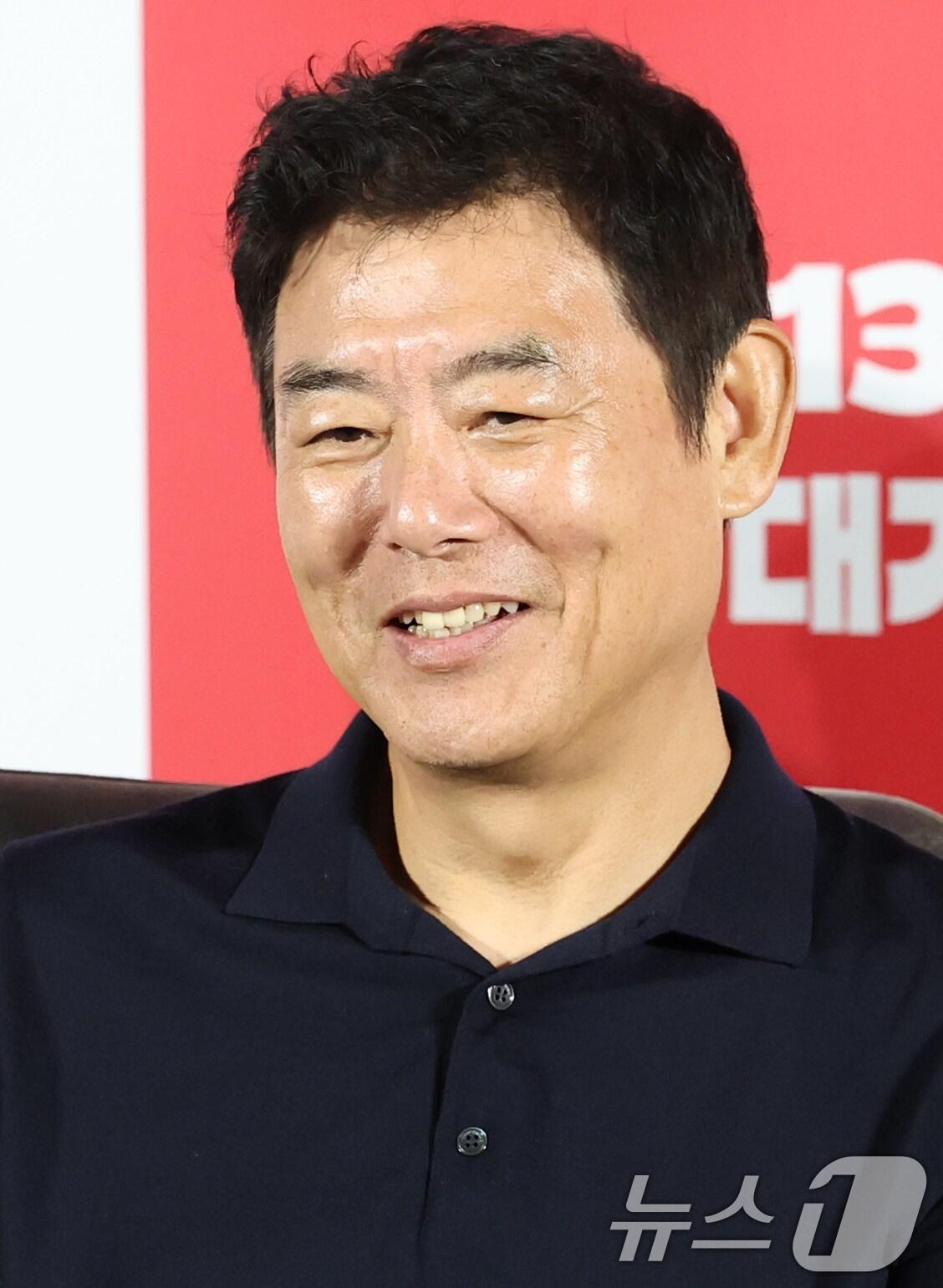 본문 이미지 - 배우 성동일이 9일 서울 용산구 CGV용산아이파크몰에서 열린 영화 '악마가 이사왔다‘(감독 이상근) 제작보고회에 참석해 미소를 짓고 있다. '악마가 이사왔다'는 새벽마다 악마로 깨어나는 선지(임윤아 분)를 감시하는 기상천외한 아르바이트를 하게 된 청년 백수 길구(안보현 분)의 영혼 탈탈 털리는 이야기를 담은 악마 들린 코미디다. 2025.7.9/뉴스1 ⓒ News1 권현진 기자