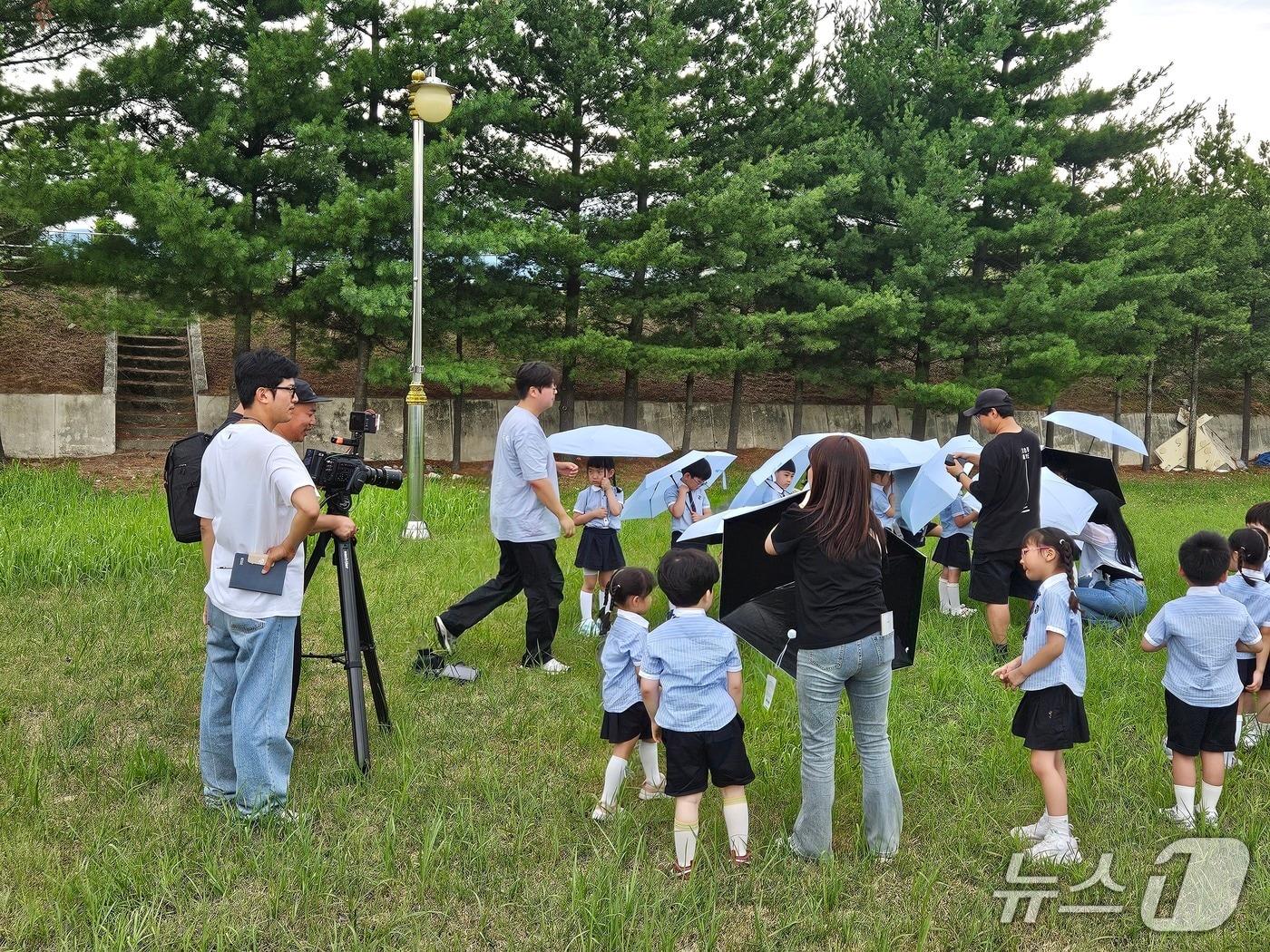 본문 이미지 - 지난 3일 강릉시 홍제정수장에서 지역 어린이집 원아들과 물 절약 홍보영상을 제작 중인 강릉시 상수도과 김철규 주무관.&#40;어린이집 관계자 제공, 재판매 및 DB 금지&#41; 2025.7.9/뉴스1