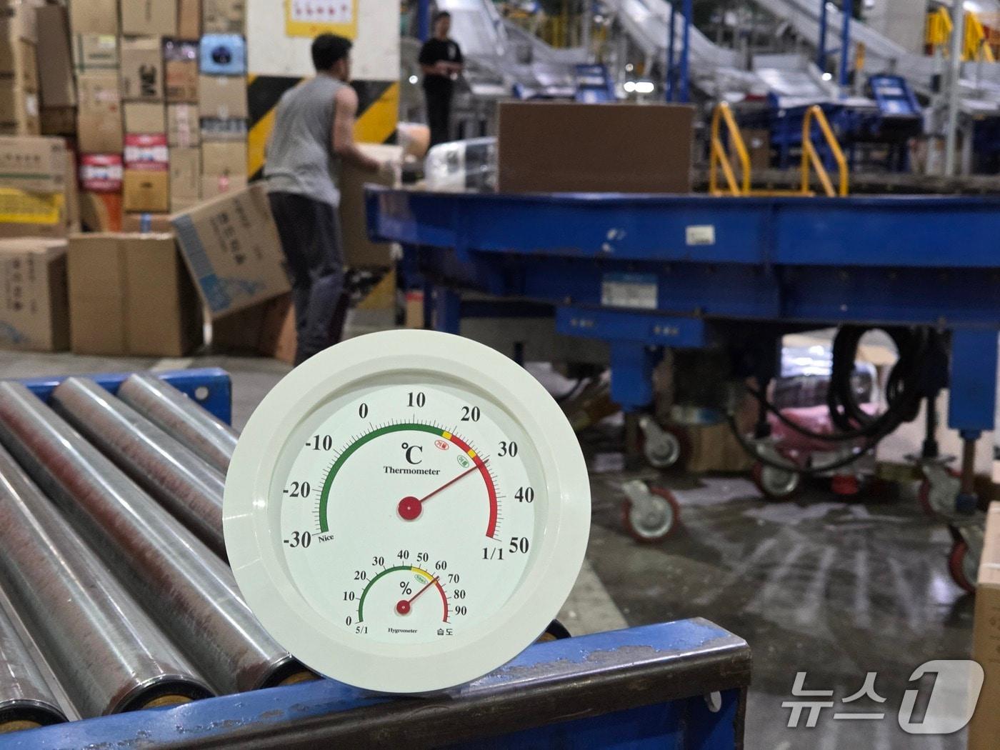 본문 이미지 - 9일 오전 8시 서울 송파구 장지동 서울복합물류센터 내부 온도가 31도를 가리키고 있다. 2025.7.9/뉴스1 ⓒ News1 이정후 기자