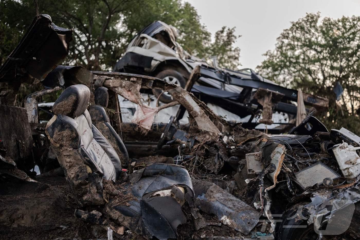 8일(현지 시간) 미국 텍사스주 잉그램 과달루페 강변에 돌발 홍수로 떠내려 온 잔해가 쌓여 있다. 2025.07.08. ⓒ AFP=뉴스1 ⓒ News1 윤다정 기자