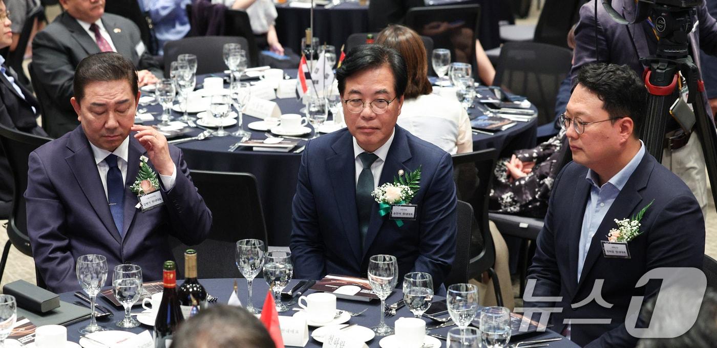 김병기 더불어민주당 대표 직무대행 겸 원내대표(왼쪽부터)와 송언석 국민의힘 비상대책위원장 겸 원내대표, 천하람 개혁신당 당대표 권한대행 겸 원내대표가 9일 오전 서울 중구 프레스센터에서 열린 한국외국어신문협회 창립 10주년 기념식에 참석하고 있다. 2025.7.9/뉴스1 ⓒ News1 신웅수 기자