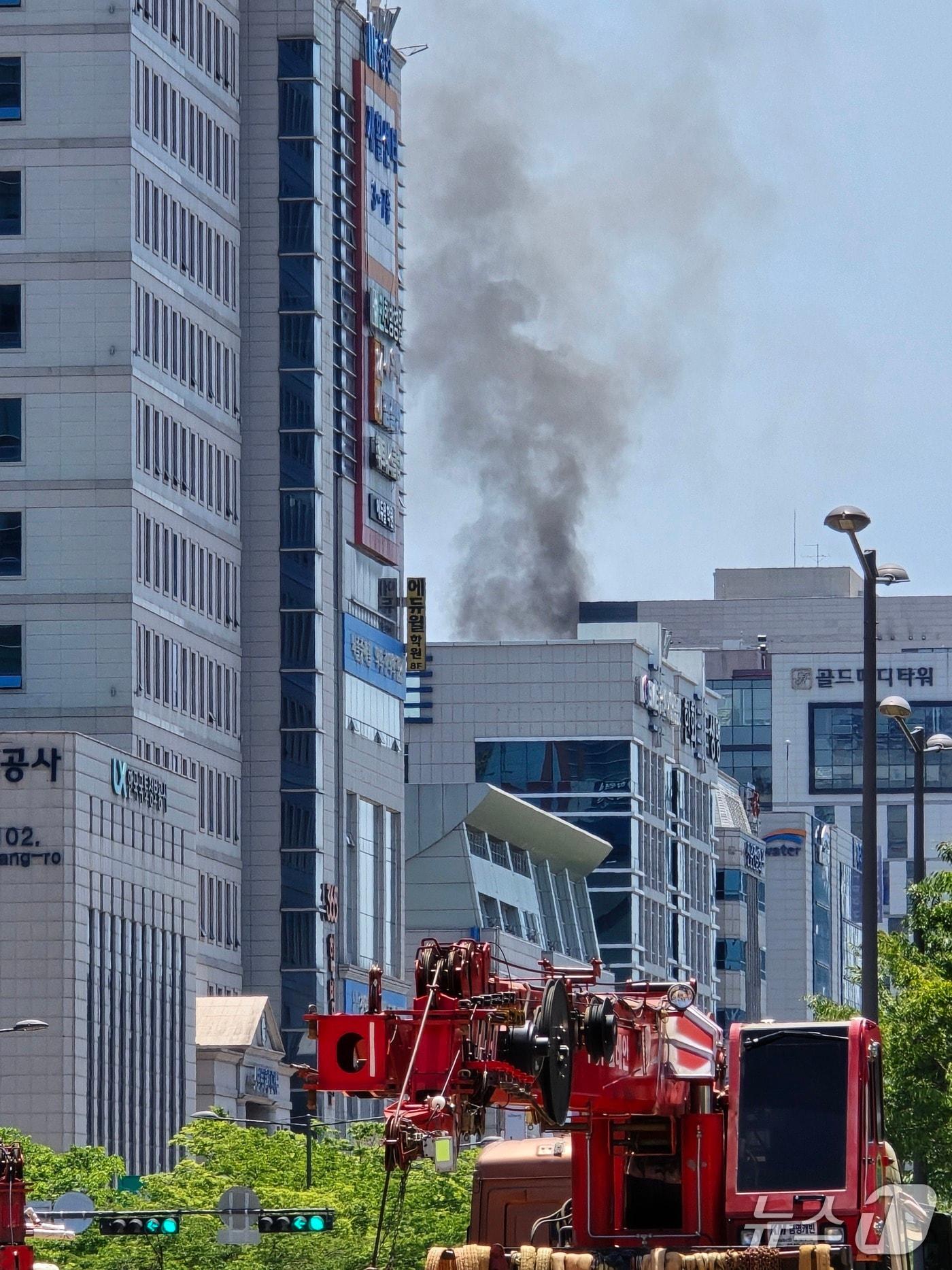본문 이미지 - 9일 낮 12시 32분쯤 광주 서구 치평동의 한 복합건축물에서 불이 난 모습.(독자 제공. 재판매 및 DB 금지)