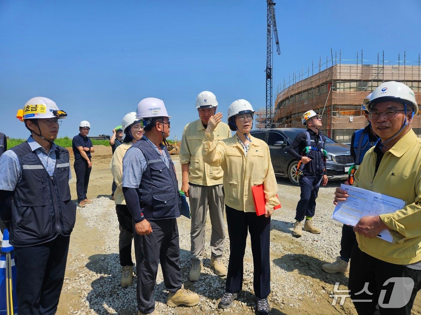 본문 이미지 - 이미라 산림청 차장이 9일 국립새만금수목원 조성사업장을 찾아 건설현장 근로자들의 근로환경 관리실태를 점검했다. (산림청 제공.재판매 및 DB금지)/뉴스1