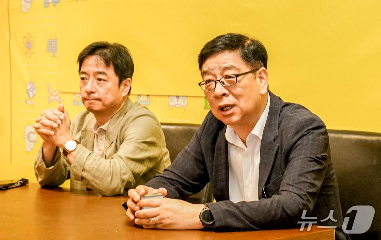 본문 이미지 - 최영석 원주한라대 미래모빌리티학과 교수&#40;왼쪽&#41;와 이광범 전 한국교통안전공단 자동차안전연구원 부원장이 9일 제주 서귀포에서 개막한 &#39;제15회 e-모빌리티엑스포&#39;에서 한국자동차기자협회 취재진과 간담회를 갖고 있다&#40;한국차기자협회 제공&#41;. 2025.07.09.