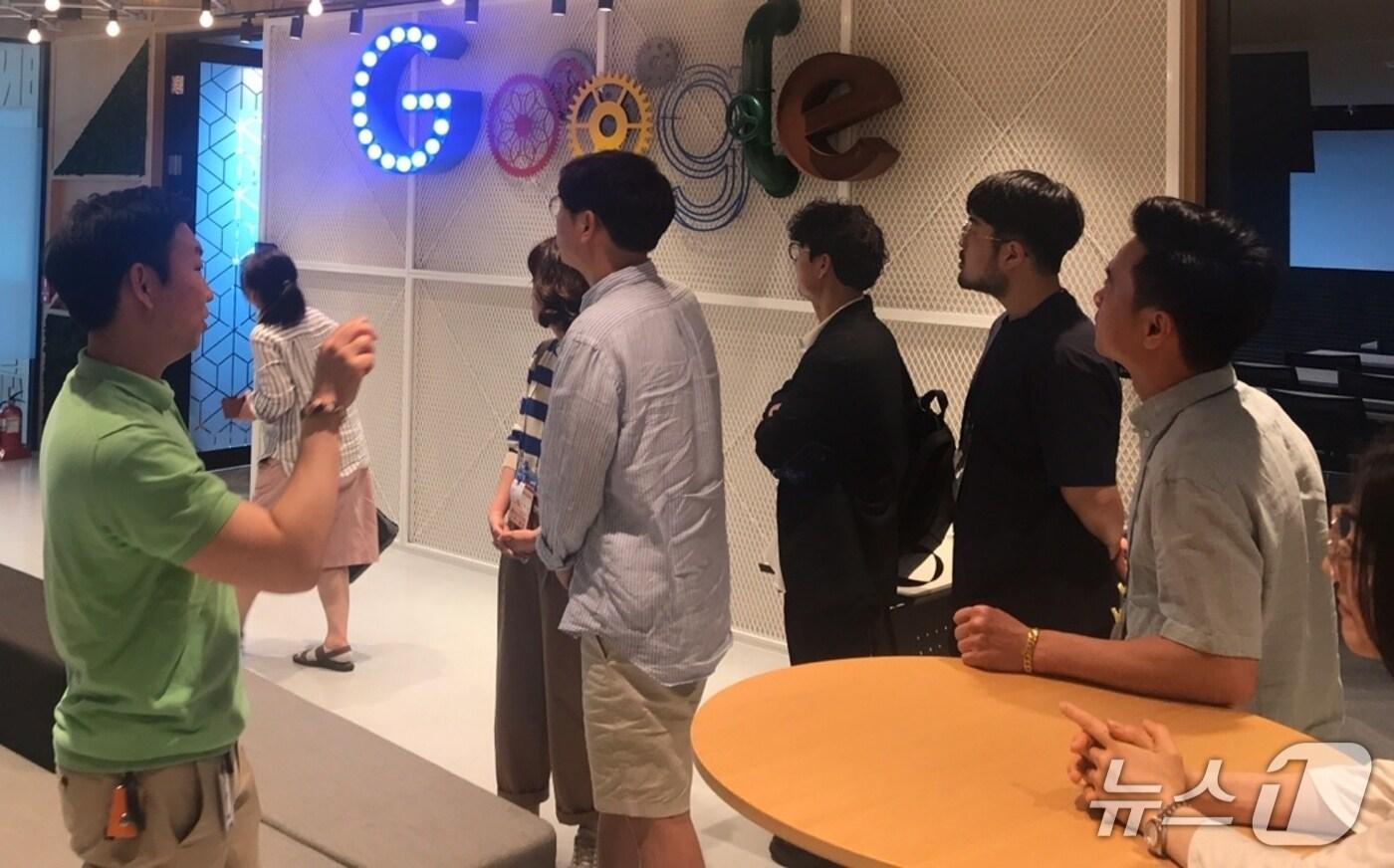 충북 진천교육지원청은 9일 초·중등 교원을 대상으로 'AI·디지털 교육혁신 선진지 탐방 연수'를 진행했다.(진천교육지원청 제공)/뉴스1