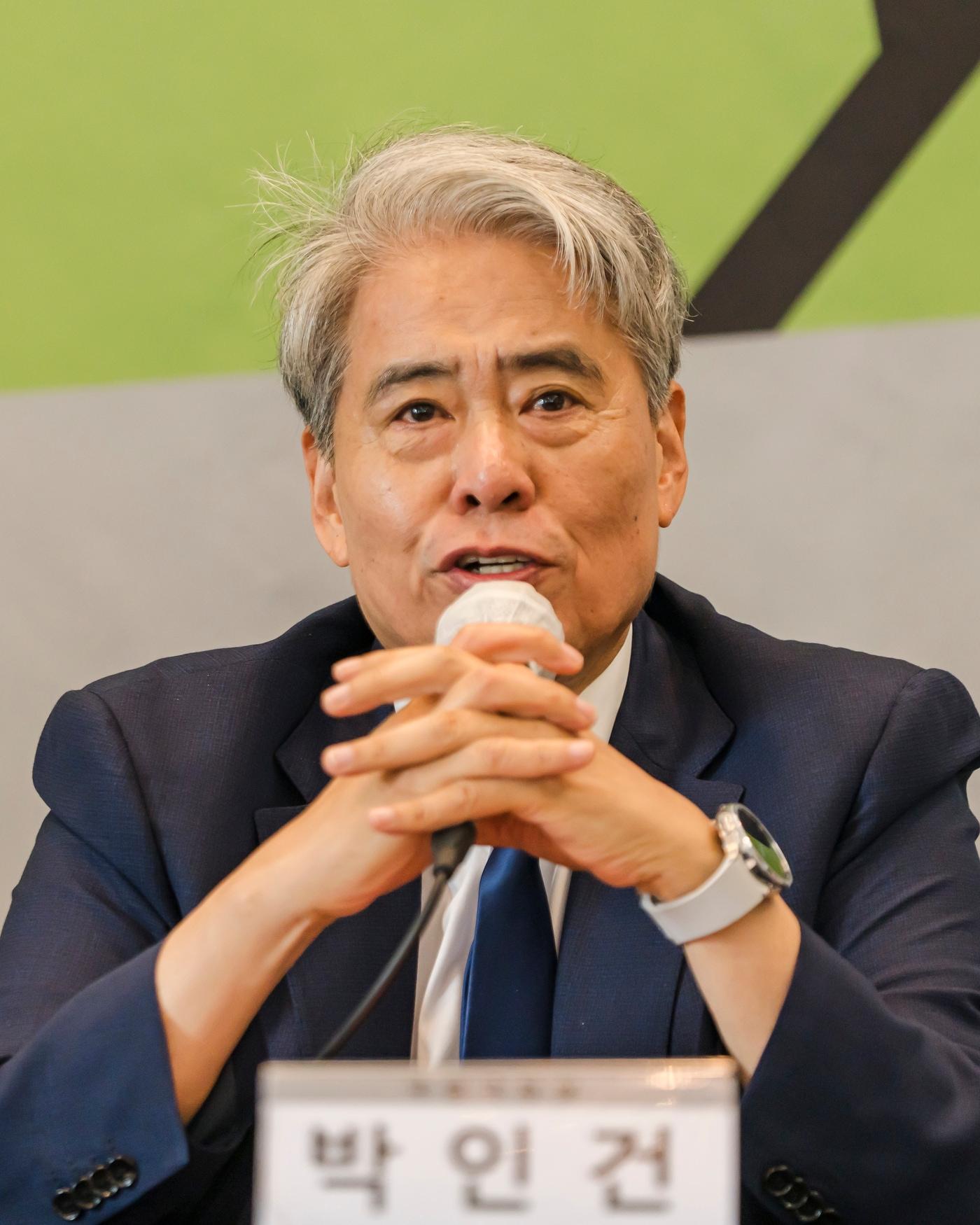 본문 이미지 - 9일 서울 중구 프레스센터에서 열린 '2025~2026 국립극장 레퍼토리 시즌' 기자간담회에서 박인건 국립극장장이 발언하고 있다.(국립극장 제공)