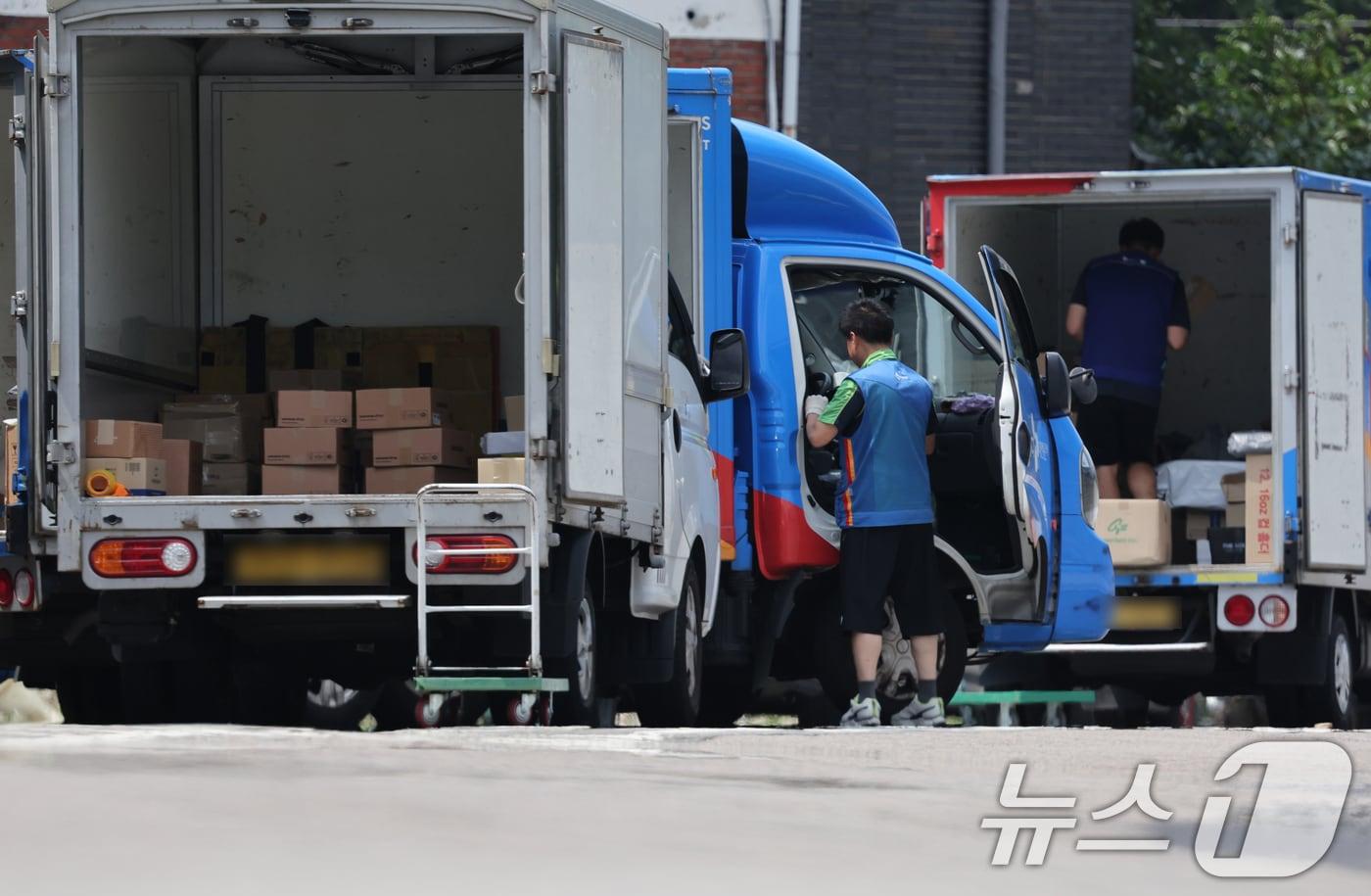 서울 시내 한 택배물류센터에서 노동자가 택배 분류 작업을 하고 있다. ⓒ News1 황기선 기자